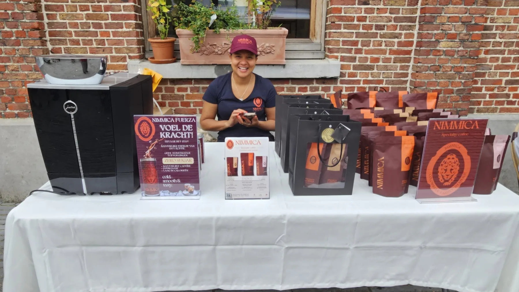 Vivian from Nimmica with Colombian specialty coffee at the Berlaar market